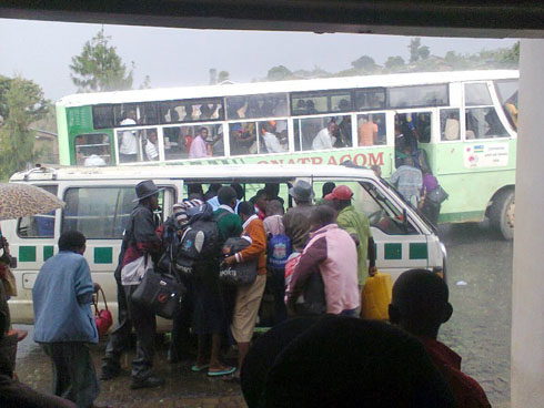 Tagisi za twegerane na bisi za ONATRACOM zapakiye abantu biratinda. 