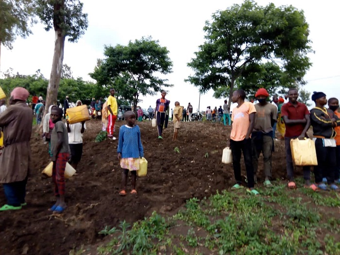 Abaturage bari bahuruye ari benshi bashaka kuvoma amavuta
