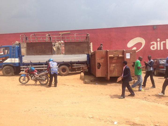 Imodoka ishinzwe gutwara ibishingwe igomba kuba ihari igihe cyose ikimoteri cyuzuye. 