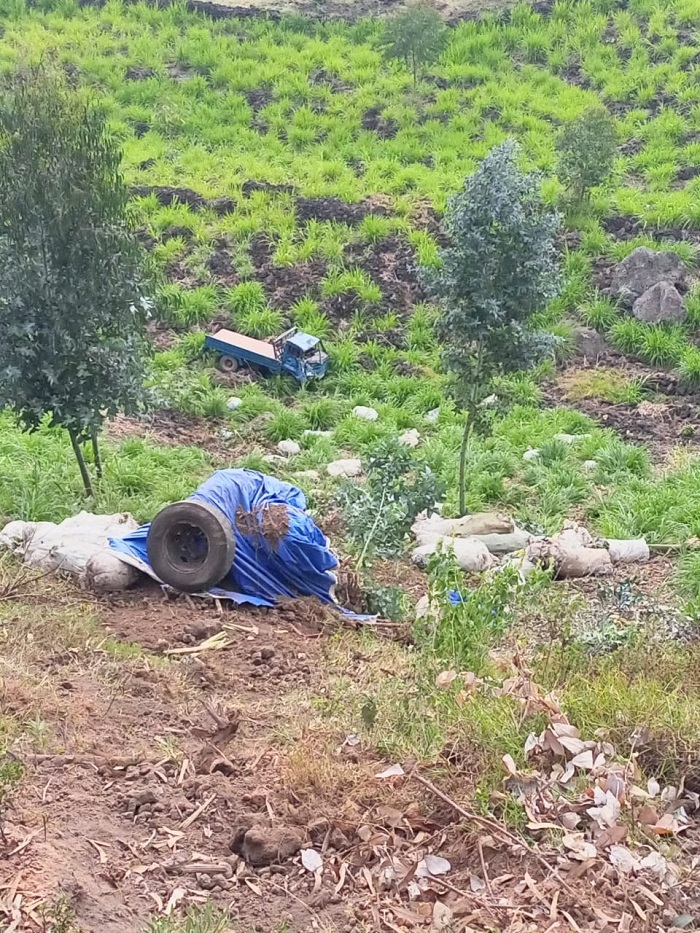 Iyi modoka yarenze umuhanda igwa mu manga y'umusozi nko muri metero ijana