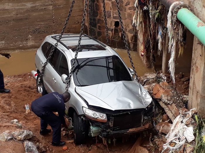 Hitabajwe polisi kugira ngo iyi modoka ikurwe muri ruhurura yari irimo