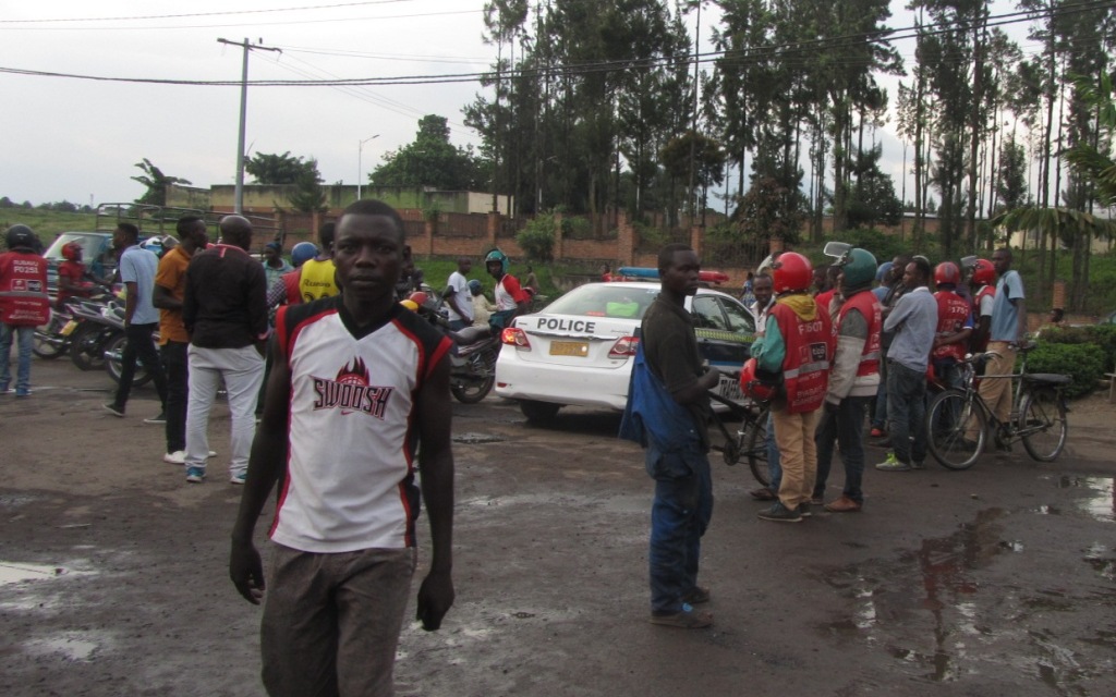 Imodoka ya Polisi ubwo yari ije gutwara abafunzwe ikajyana ubuyobozi bwa station
