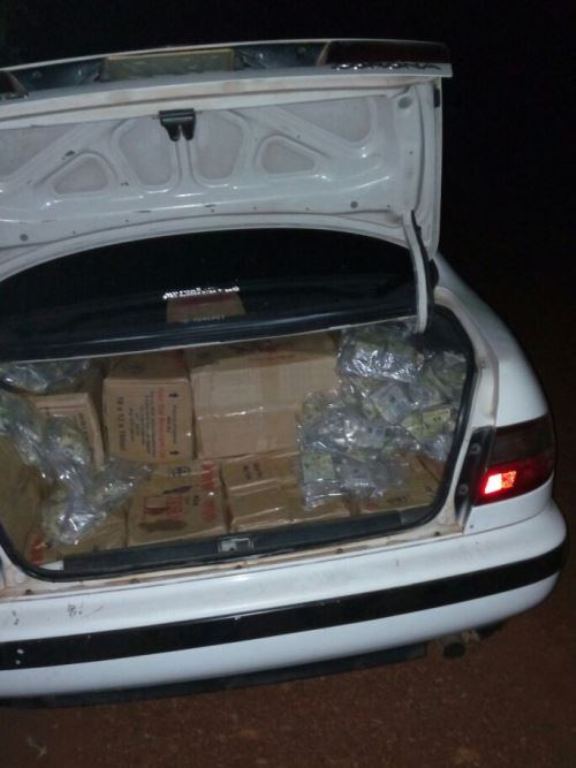 Imodoka yari itwaye ayo makarito mu gice cy'inyuma