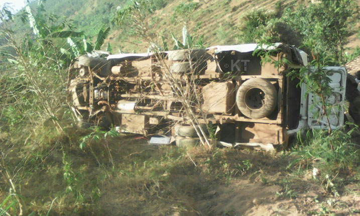 Imodoka yibiranduye imanuka umusozi