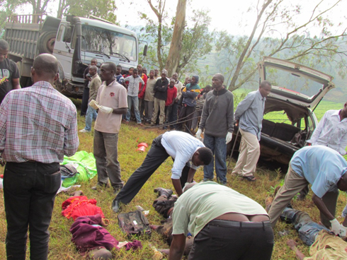 Imodoka zagonganye. Abaryamye hasi ni imwe mu mirambo y