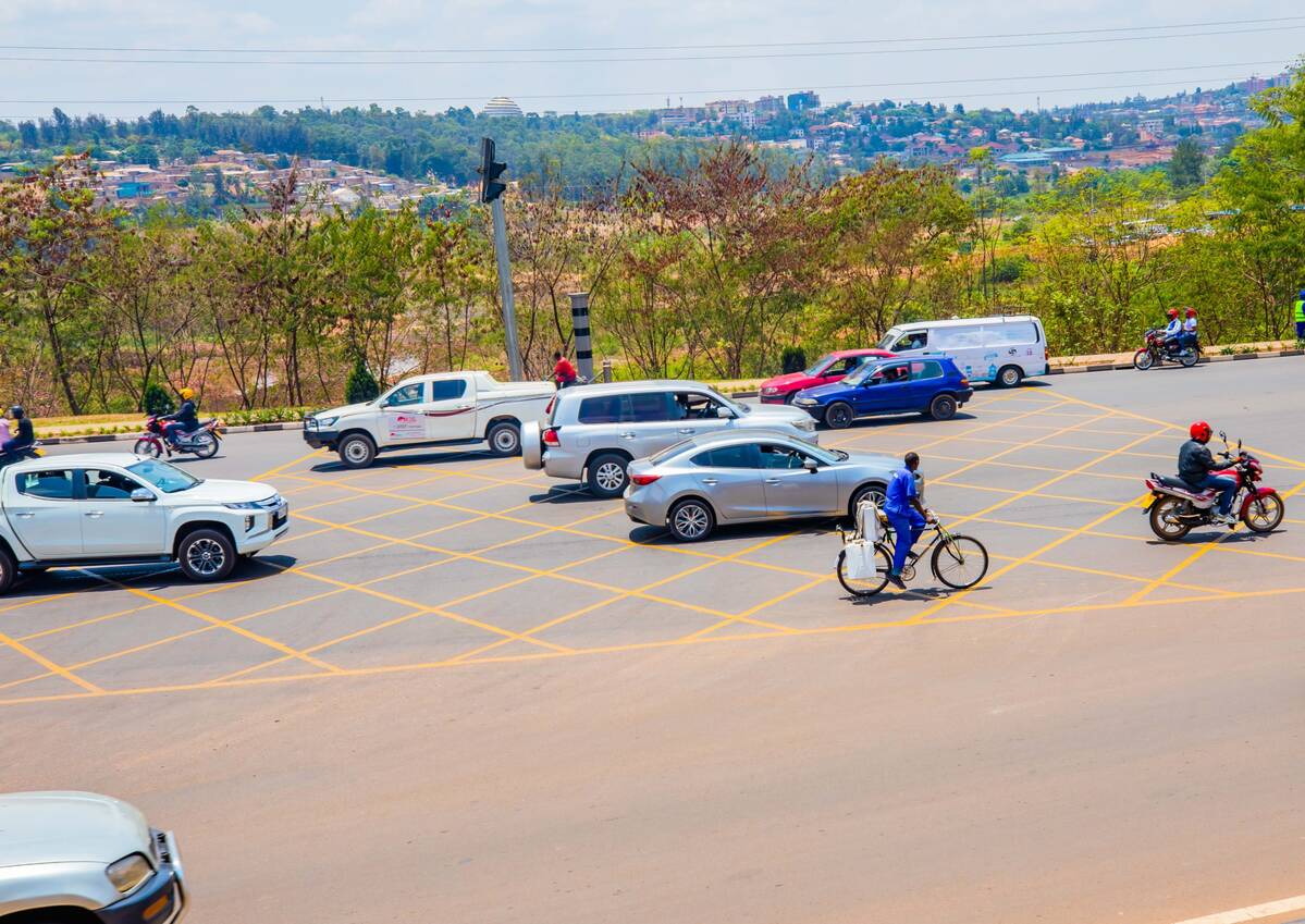 Imodoka zibujijwe guhagarara mu mirongo y'umuhondo