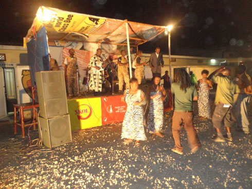 Abitabiriye ibi birori baryohewe barahaguruka barabyina.