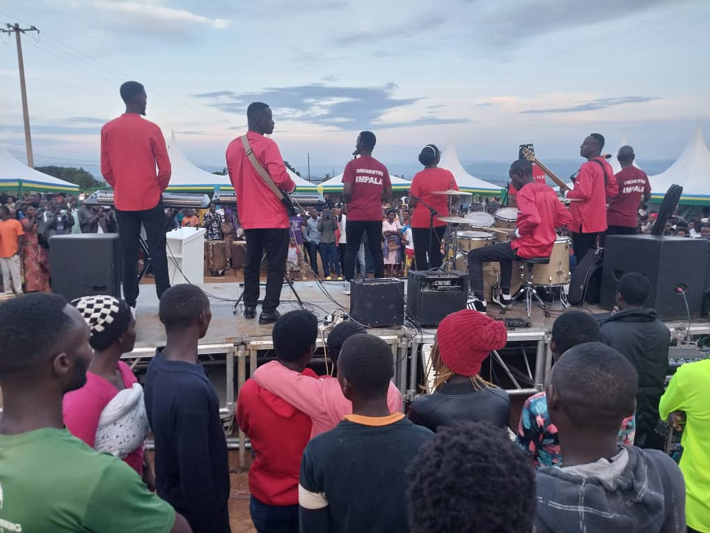 Orchestre Impala yasusurukije abitabiriye ibi birori