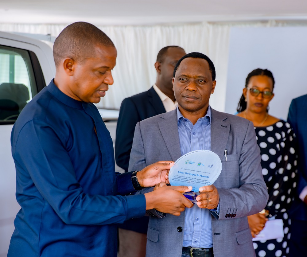 Ubuyobozi bw'Akarere ka Kicukiro bwageneye impano umuryango Water For People bushima uruhare rwawo mu kugeza ibikorwa by'amazi meza, isuku n'isukura mu baturage