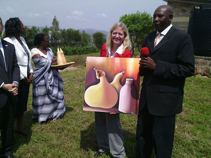 Aborozi bahaye Amb Erica impano y'ibisabo n'icyansi.