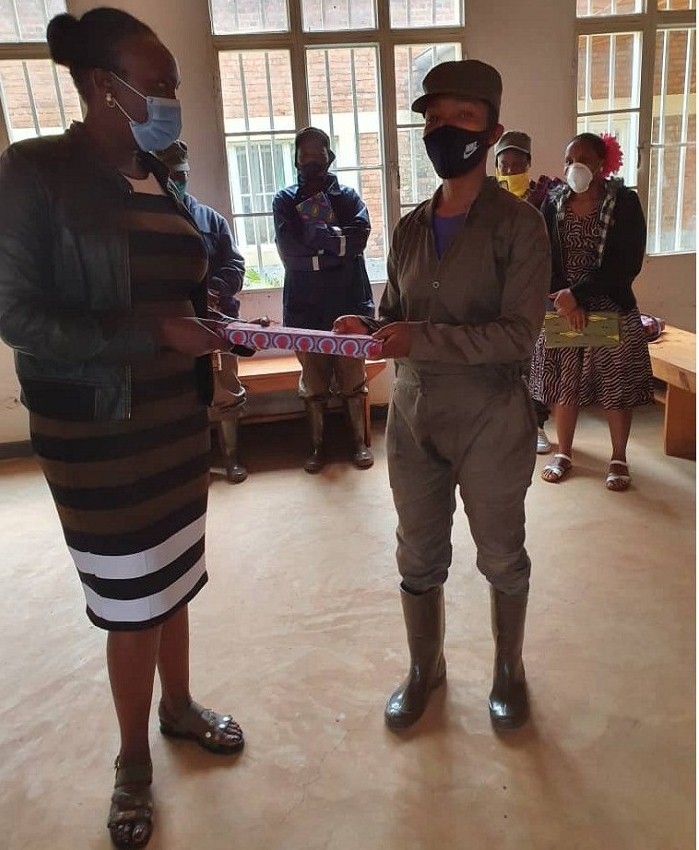 Gasanganwa ashyikiriza impano umugore ukora mu bucukuzi bw'amabuye y'agaciro