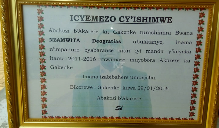 Icyemezo cy'ishimwe cyahawe Umuyobozi w'Akarere ka Gakenke ucyuye igihe.
