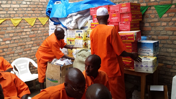 Abana bahawe impano z'iminsi mikuru