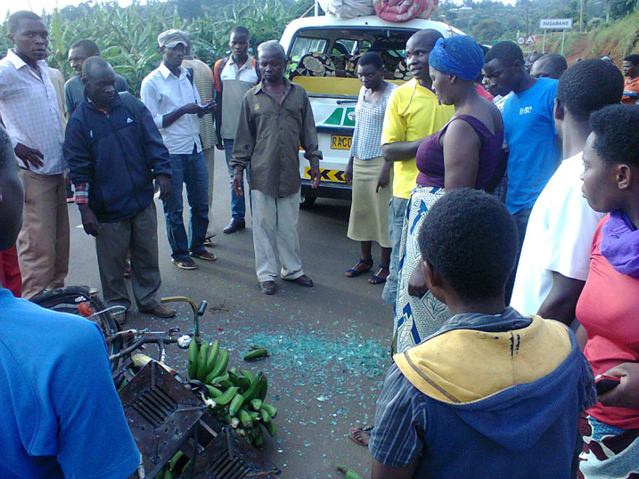 Umunyonzi yagonze imodoka inyuma ikirahuri kirameneka.