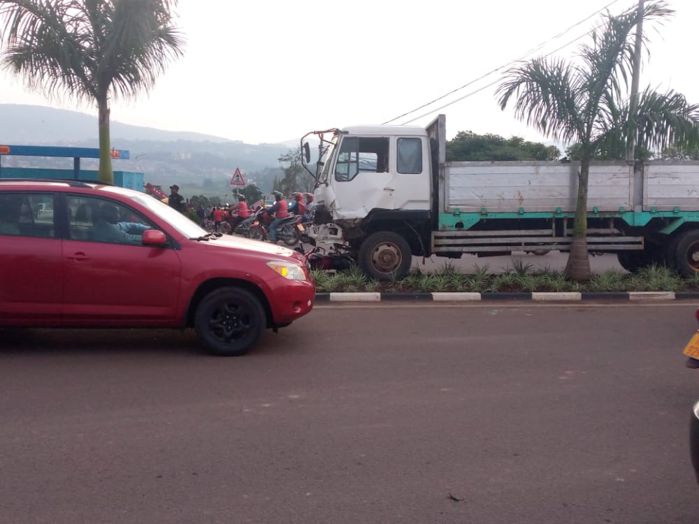 Imwe muri moto zagonzwe yari ikiri munsi y'imodoka