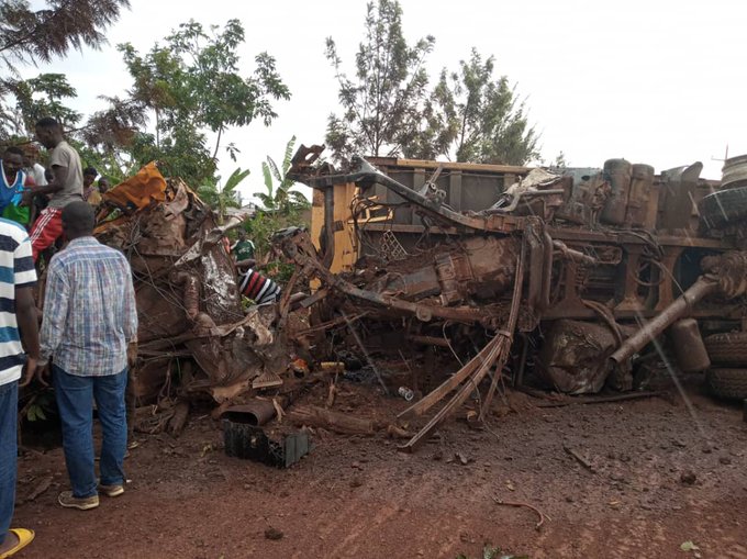 Iyi kamyo ni yo yagonze indi modoka na moto