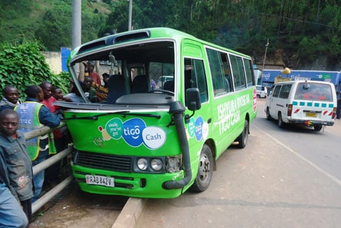 Coaster yangiritse ku kizuru inameneka ikirahuri. (Foto:L. Nshimiyimana)