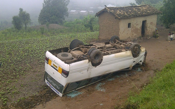 Iyi modoka yaguye harimo abantu 17 hakomereka 2 gusa.