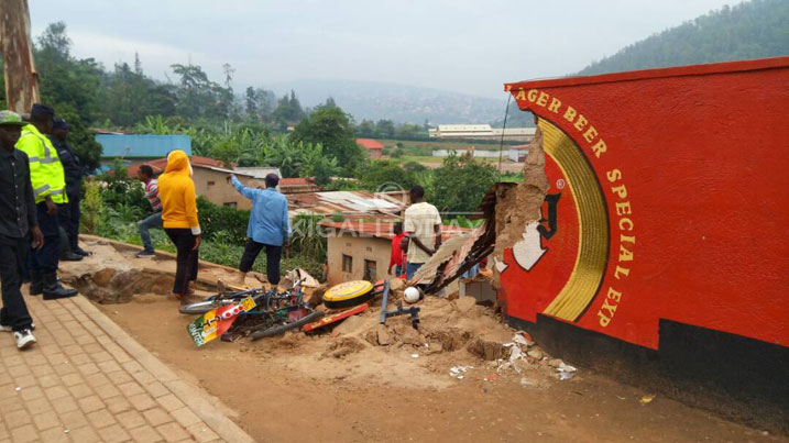 Iyo modoka yagonze urukuta rw'akabari kitwa Bella View imanuka mu kabande 