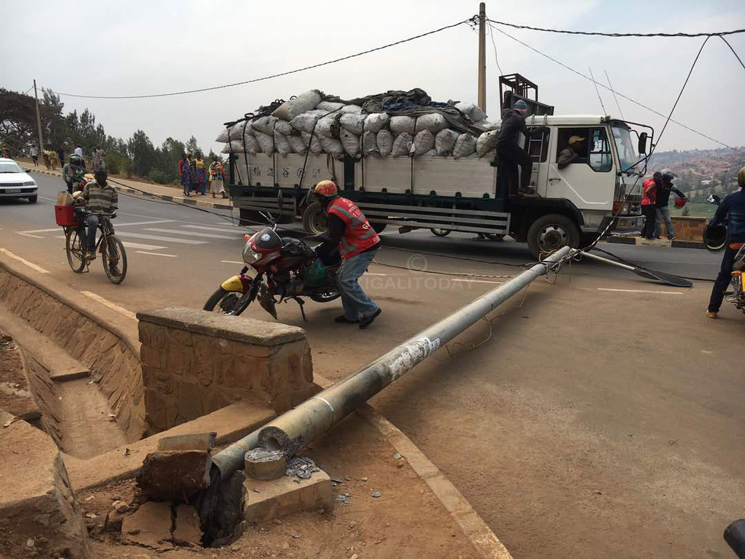 Iyo kamyo mbere yo kurenga umuhanda yabanje kugonga ipoto y'amashanyarazi yo ku muhanda 