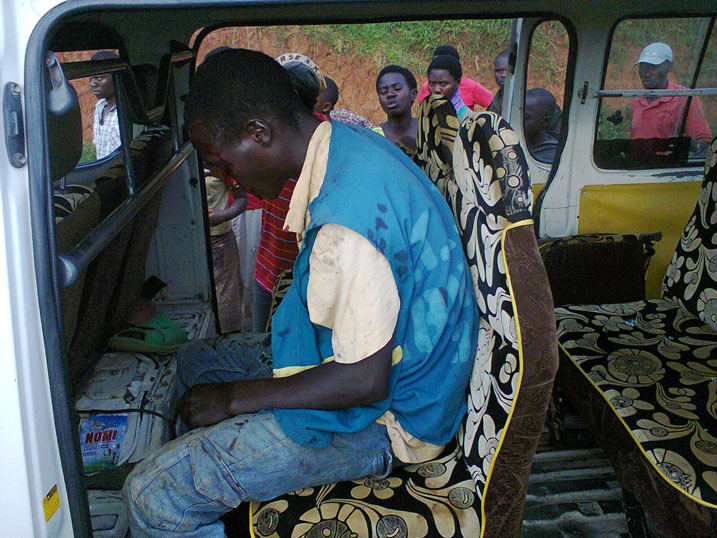 Umwe mu bari mu modoka yakomeretse mu mutwe.