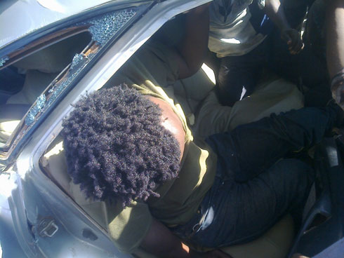 Uyu mukobwa yari akiri muzima ariko amaguru ye yaheze mu modoka.