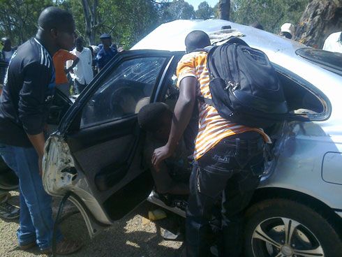 Aha abaturage barimo bakeba imodoka umuntu yahezemo.