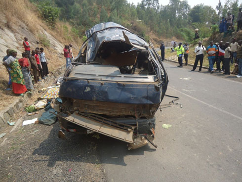 Abaturage hamwe n'inzego z'umutekano bavuga ko iyi mpanuka yatewe n'umuvuduko ukabije.