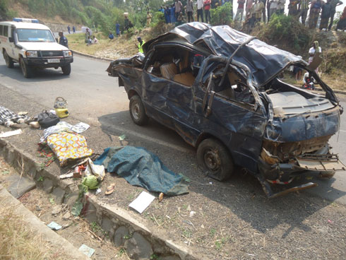 Abaturage hamwe n'inzego z'umutekano bavuga ko iyi mpanuka yatewe n'umuvuduko.