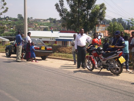 Polisi ishinzwe ibinyabiziga byo mu muhanda mu karere ka Nyanza yahise yihutira gutabara. 