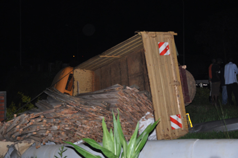 Ikamyo yari ipakiye imbaho ibura feri.