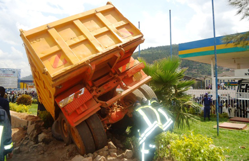 Polisi irimo kureba niba nta muntu iyo kamyo yagonze ikamuhisha munsi yayo.