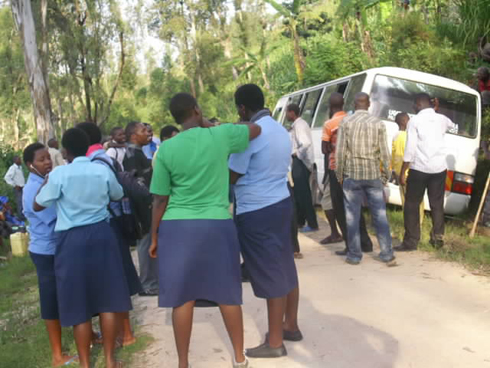 Bamaze amasaha agera kuri atatu imodoka itarava mu cyondo yari yaguyemo.