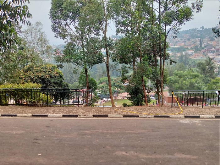 Aho imodoka yamanukiye igasenya uruzitiro rw'ibyuma