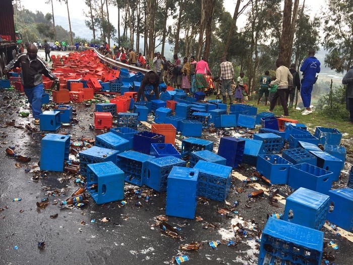 Imodoka ya Bralirwa itwara inzoga yakoze impanuka zirangirika