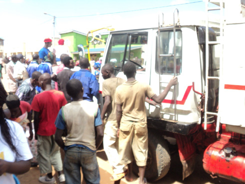 Abantu bahise bahurura baza kureba ibibaye.