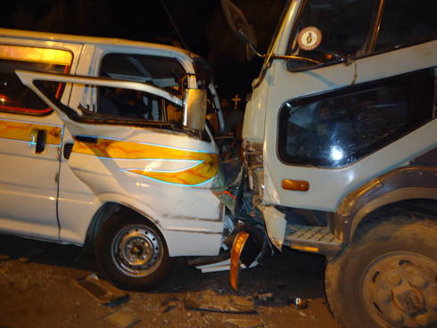 Hiace yatangiriwe na FUSO yagongeye mu muhanda wa Nyamirambo.