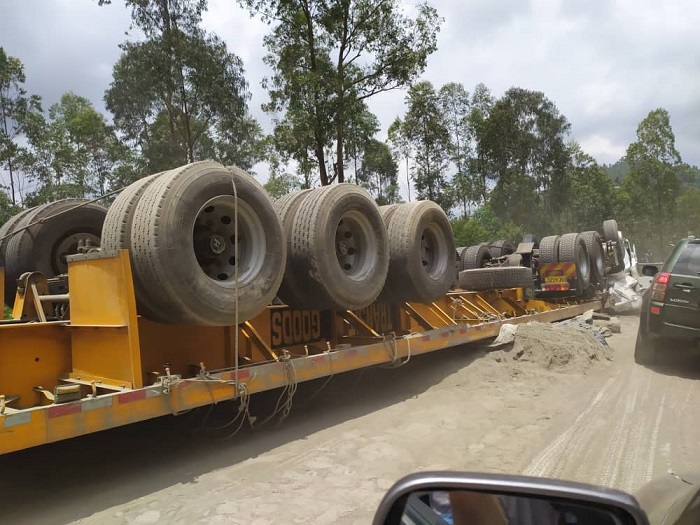 Ikamyo yabirindutse ku buryo imifuka ya sima myinshi ngo yashwanyukiye mu muhanda (Ifoto: Hauke Hayen)