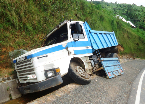 Ikamyo yaguye mu muferegi kubera gucika Cladon. (Foto:L. Nshimiyimana)