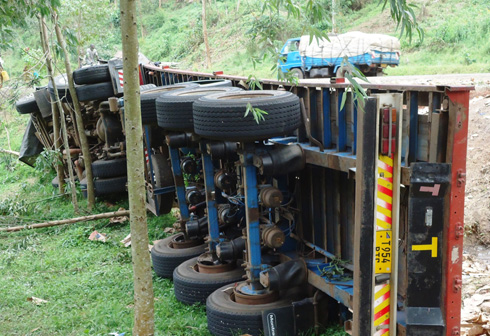Ikamyo yabuze feri irenga umuhanda ihutaza abagenzi batatu. (Photo: N. Leonard)