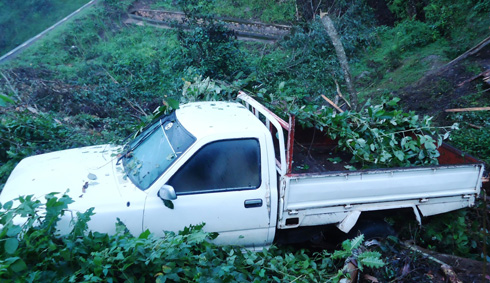 Imodoka ya Hilux yarenze umuhanda itangirwa n