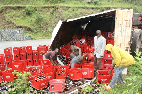 Abaturage bafashije mu gutandukanya amacupa arimo inzoga n