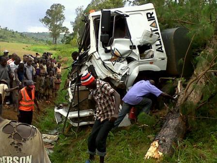 Umushoferi yari yahezemo biba ngombwa ko bazana ponceuse yo gukata ibyuma.