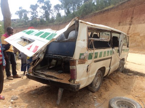 Imodoka yanyereye irenga umuhanda.