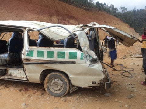 Urebye uko imodoka yabaye ntibyoroshye kwemera ko nta wayiguyemo.