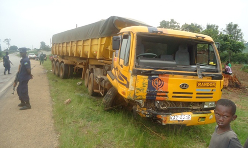 Iyi kamyo niyo yabaye nyirabayazana y'impanuka, umushoferi wayo nawe ari mu bitaro (Photo: Eric Muvara)