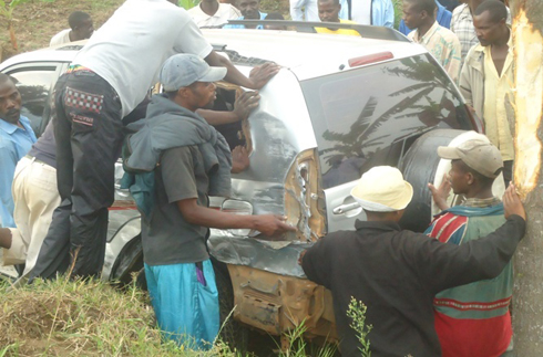 Abaturage babanje kwaka amafaranga mbere yo gutabara nyiri iyi modoka yari yahirimye.