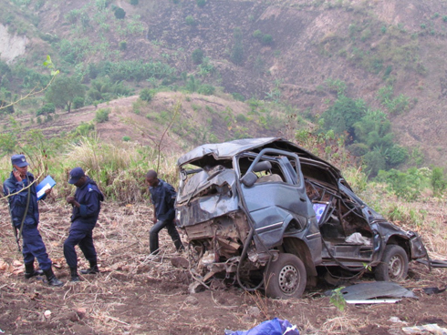 Imodoka yangiritse cyane. Abagenzi bayivuyemo biruhanyije.