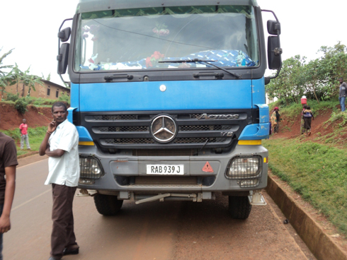 Imodoka yagonze umwana na shoferi wayo (imbere yayo) yaguye mu kantu.