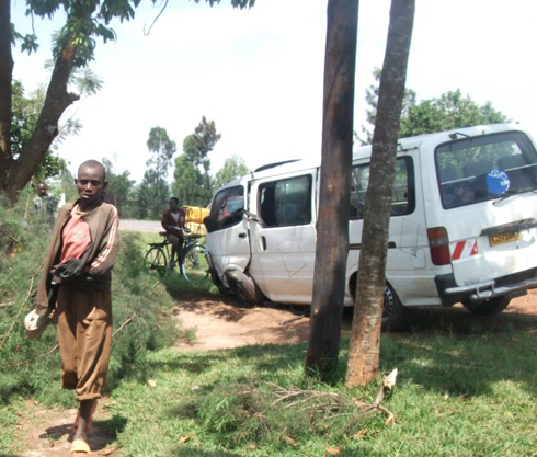 Imodoka zasiganwaga zitanguranwa abagenzi, imwe irenga umuhanda igonga abana babiri.